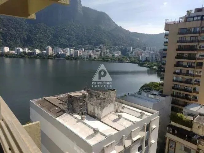 Apartamento arejado, andar alto, claro, com ampla sala, 4 quartos, um escritório e um suít