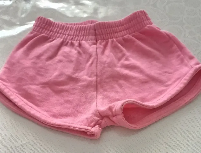 Um chorte de menina rosa tamanho m usado