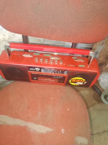 Rádio e toca cassete. (Novo)