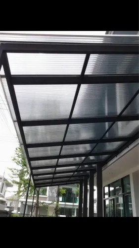 #14 Cobertura de policarbonato com estrutura de alumínio