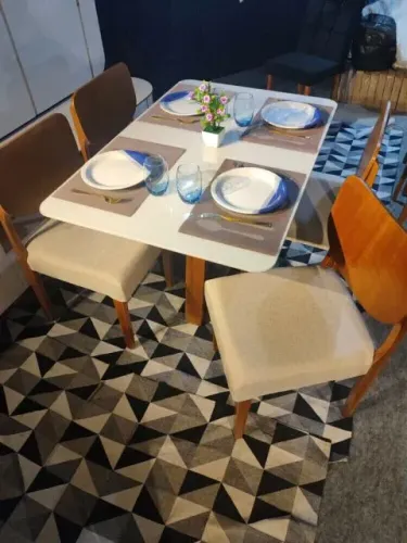 Mesa Jasmin com 4 Cadeiras Barcelona em Madeira 1,20m