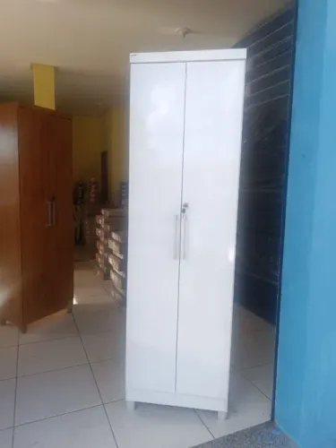 Multiusos novos com 6 repartições e tranca na porta.