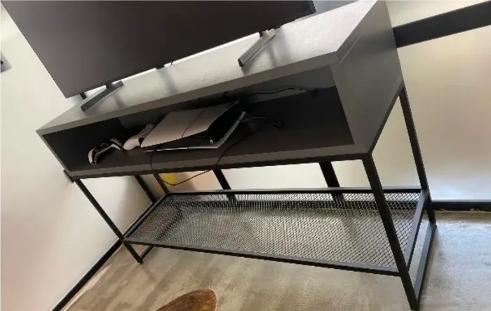 Rack para TV 140x40cm com nicho e com pés metálicos