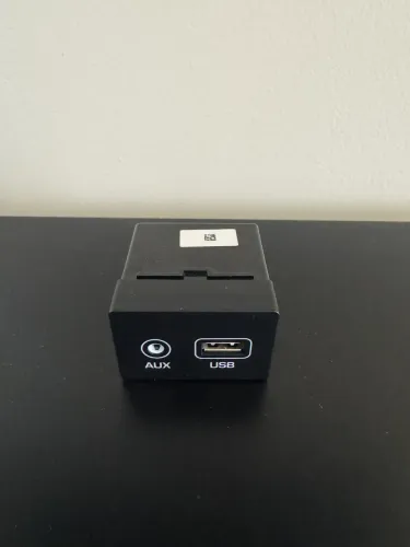 Adaptador USB e AUX para Carro Tomada Auxiliar Usb P2 Original Hyundai New Tucson 2017/25
