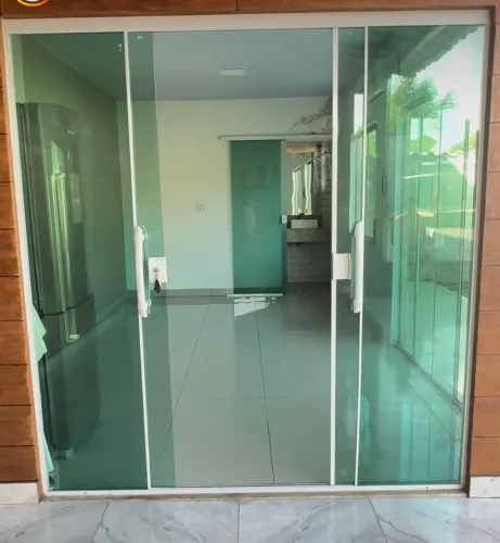 Porta de Vidro Temperado Sob Medida - Elegância e Segurança para Seu Ambiente<br>