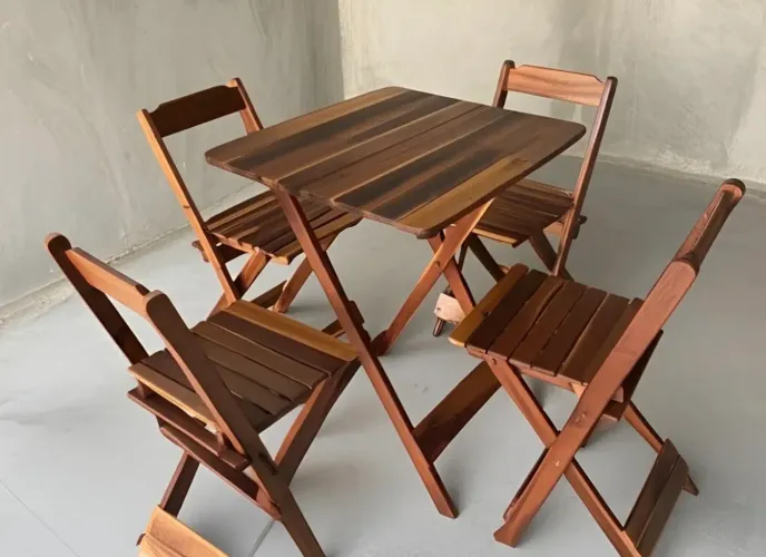 1 Conjunto Mesa dobrável e 4 Cadeiras de madeira