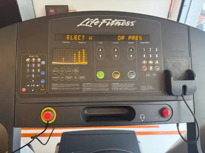 Esteira Life Fitness 