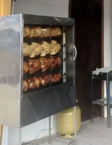 Máquina de assar frango usada precisando de reformas