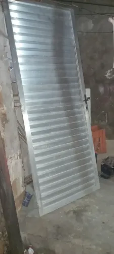 Porta de alumínio 80 x 210 padrão.