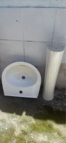 Pia de banheiro com coluna