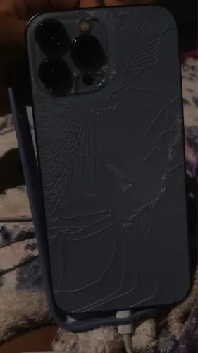 Vendo um cll iPhone 13 Pro Max só tá com a traseira quebrada mas funciona perfeitamente 