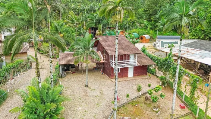 Casa em Rodeio no bairro Kaspereit, com amplo terreno e área de festas