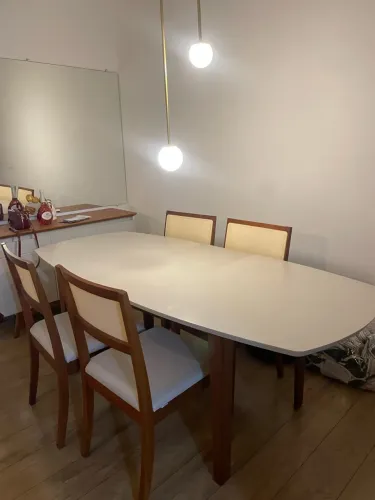 Mesa extensível com 4 cadeiras