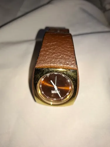 Relógio Chilli Beans, marcando a hora certa, com pulseira de couro. Contorno e fivela em  