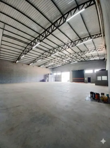 Barracão com 600 m², 8 metros de pé direito