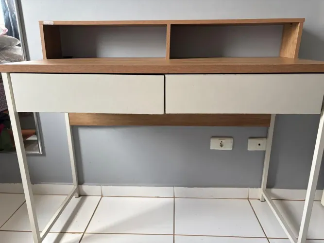 Mesa escrivaninha 120x60, em Mdf, base de metal, com gavetas.