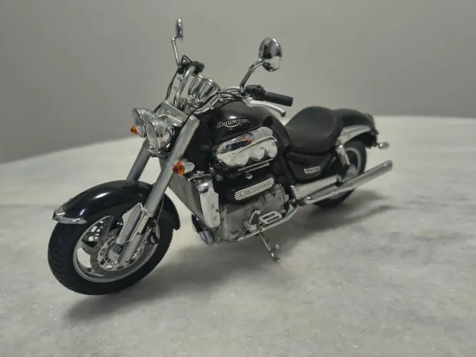 Triumph Rocket lll Preto Minichamps