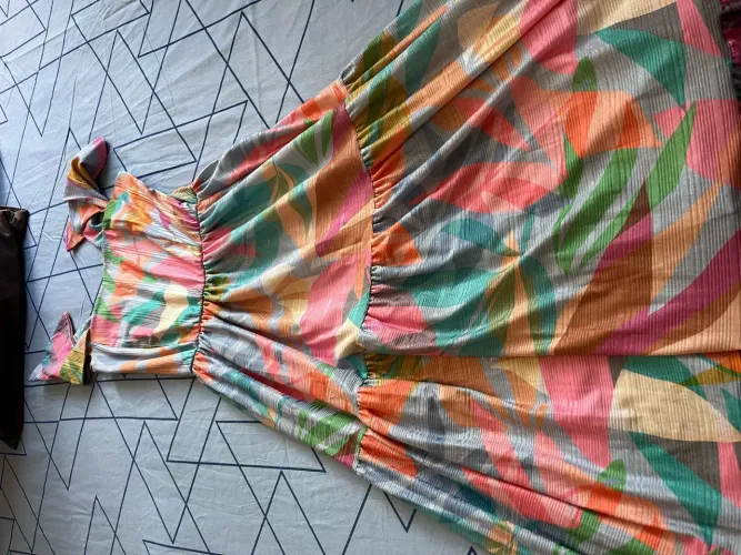 vestido colorido longo
