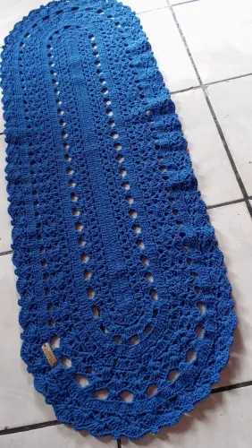 Passadeira oval em crochê artesanal.