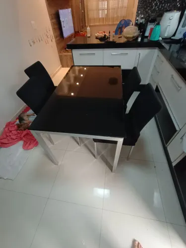 Mesa de jantar com 4 cadeiras 