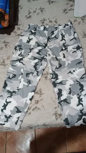 Calça baggy camuflada