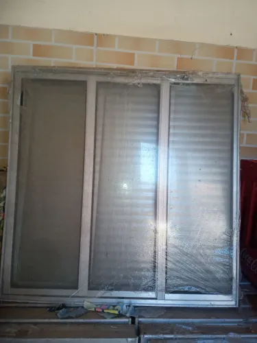 VENDO PORTAS, JANELAS, BASCULANTE DE ALUMÍNIO 