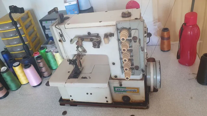 Máquina de costurar industrial