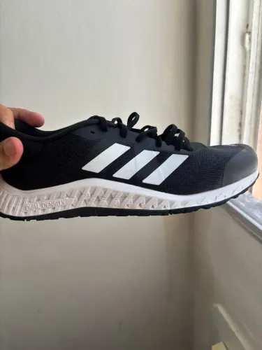 TÊNIS DE TREINO Adidas EVERYSET O par