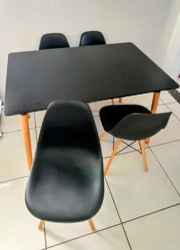 Mesa de Jantar Preta com 4 Cadeiras - Moderna, Linda e Pouco Uso
