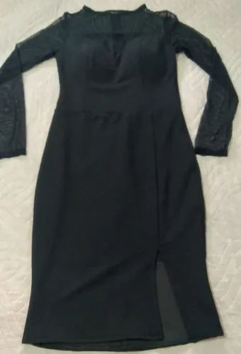 Vestido arrumado com manga em tule,fenda na lateral da perna com bojo e ziper atrás (P)