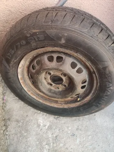 Vendo roda aro 13 com pneu novo