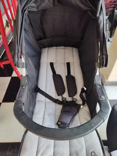 Carrinho de bebe e bebe conforto 