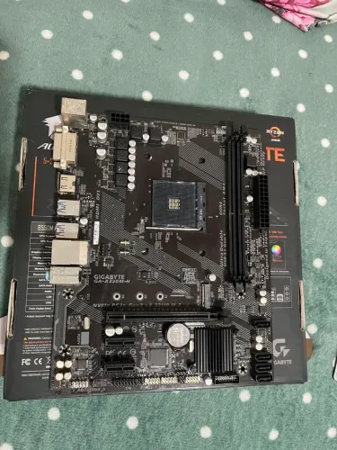 Placa-Mãe Gigabyte GA-A320M AM4 DDR4 - Perfeito Estado