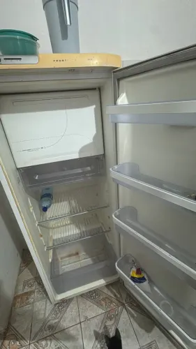 Vende se geladeira com defeito no motor ( mas não está queimado )