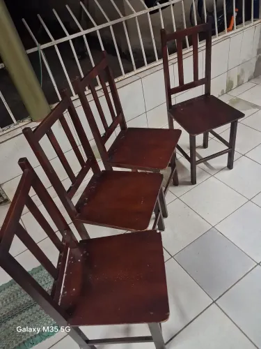 04 cadeiras de madeira.