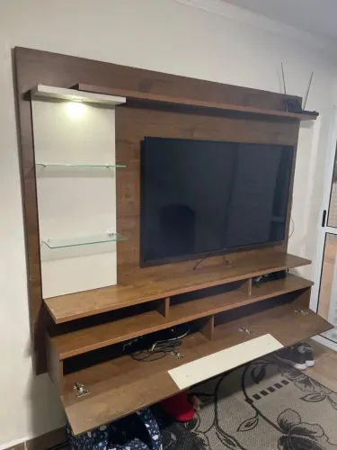 Rack suspenso para tv até 65 " em perfeito estado de conservação,largura 2.03 altura 1.63