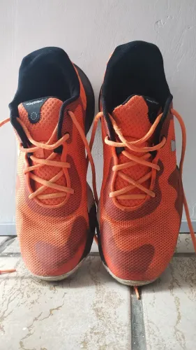 Tênis Under Armour laranja em bom estado 