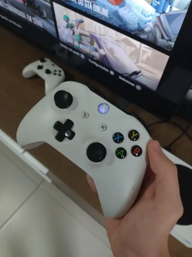 Controle Xbox One com bateria recarregável