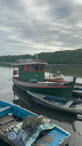 Barco de pesca de madeira com armadilhas