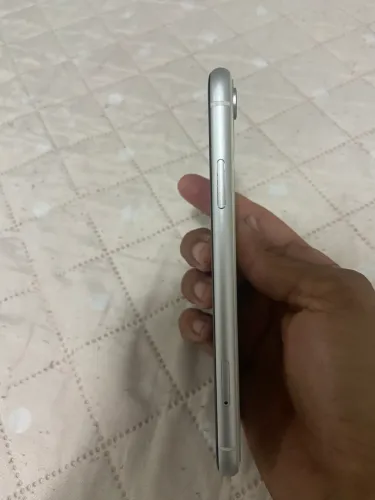 iPhone XR branco 64GB