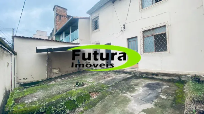 Casa geminada, de dois andares no Barreiro  excelente localização, amplo espaço e grande p
