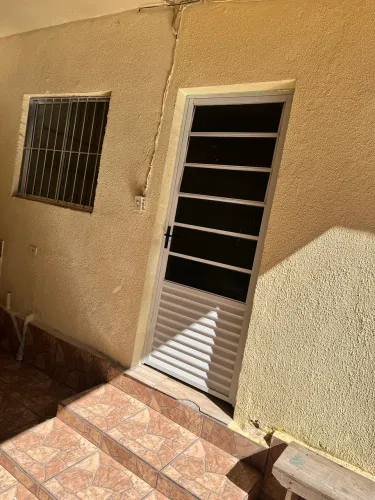 Casa de Fundos Aconchegante - 2 Quartos - Ótima Localização!