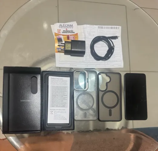 S24 5G cinza, seminovo, comprado em fevereiro de 2026. Tudo funcionando perfeitamente!