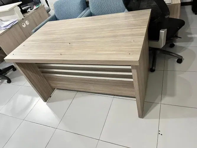 Mesa de escritório + *BRINDE* gaveteiro de documentos de metal