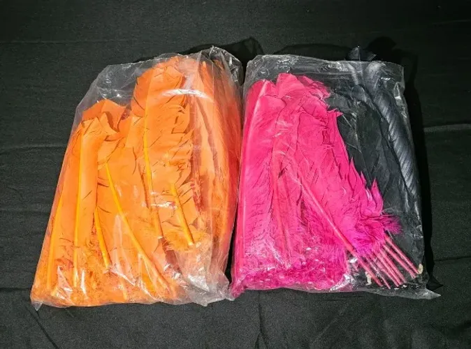 kit penas coloridas vermelho, laranja, preto artesanato fantasia