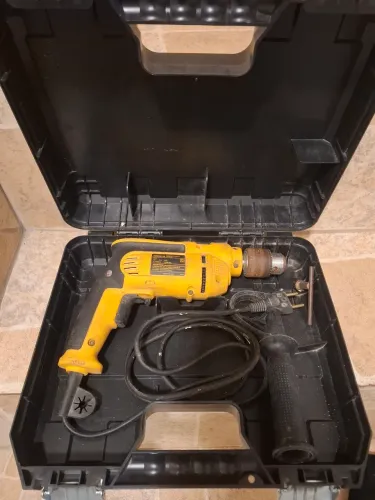 Furadeira com maleta 710W