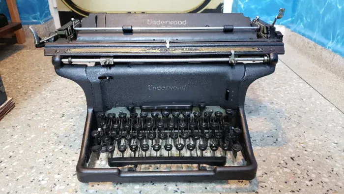 Maquina de Escrever Underwood Standart de 1943 - funcionando - preço final