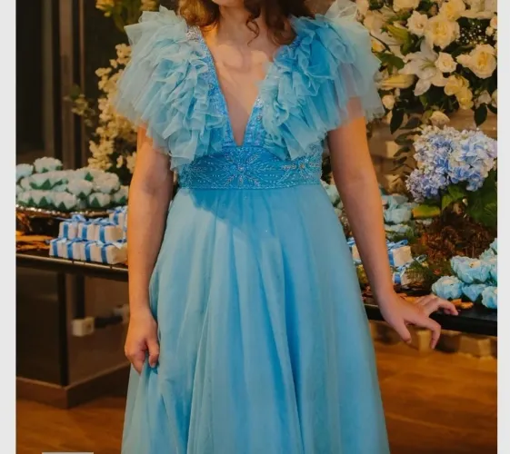 Vestido de festa feito sob encomenda e bordado a mão, acompanha saia de armação,azul claro