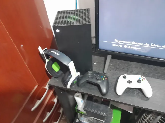 Xbox/seriex preto barato e bem conservado, 2 controles, um fone A20 top demais.Negocio.