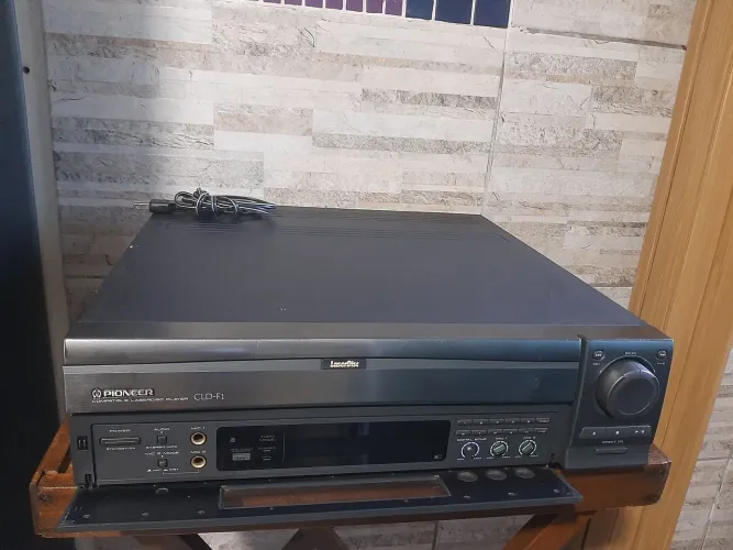 Aparelho pionner Disc Player CLD-F1.leia o anúncio